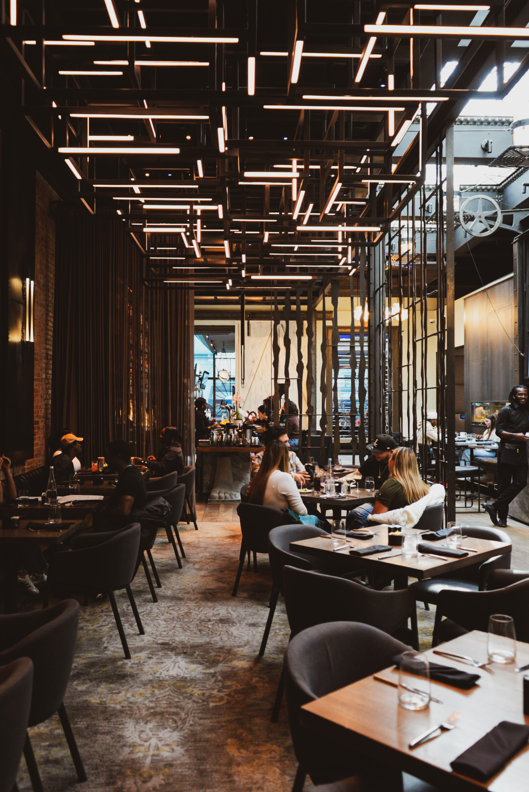 From podcasts to red carpets, we host creator conversations, panels, and street interviews with natural presence. Experienced in branded sessions, celebrity chats, and thematic storytelling.